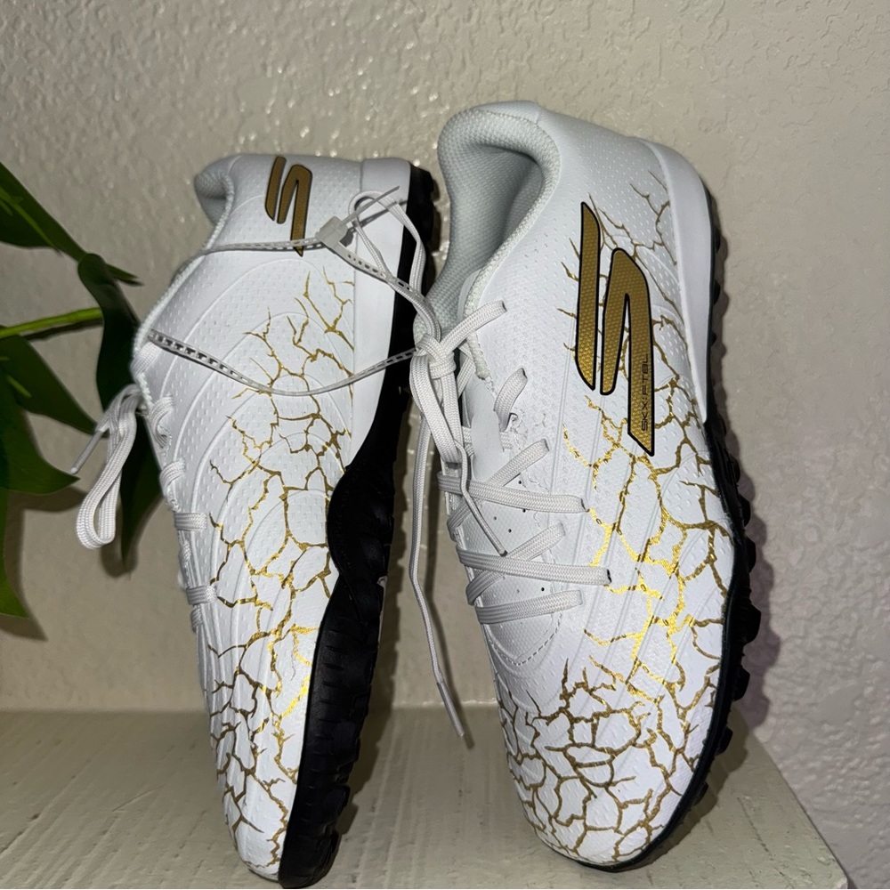 NWOB Skechers SKX 01 Academy Indoor Turf Soccer Shoes White Gold Men's Size 5